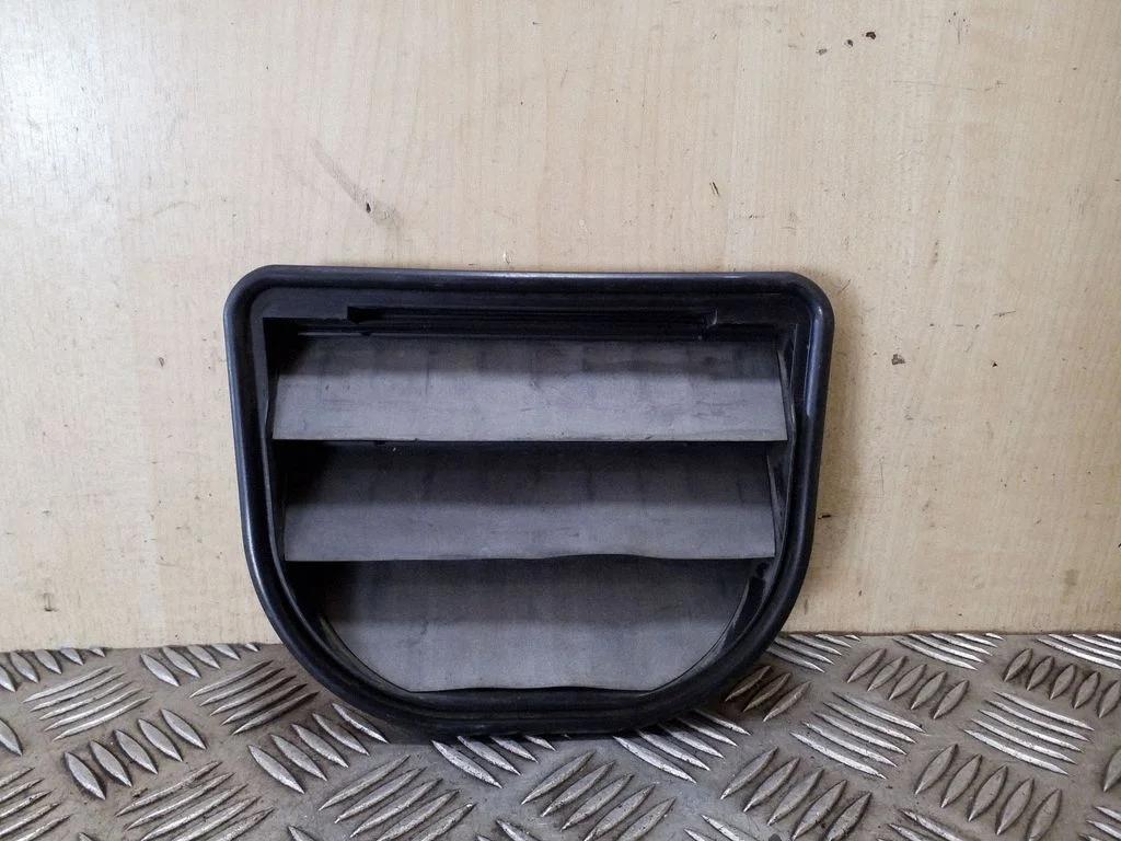 Quarter panel pressure vent – right