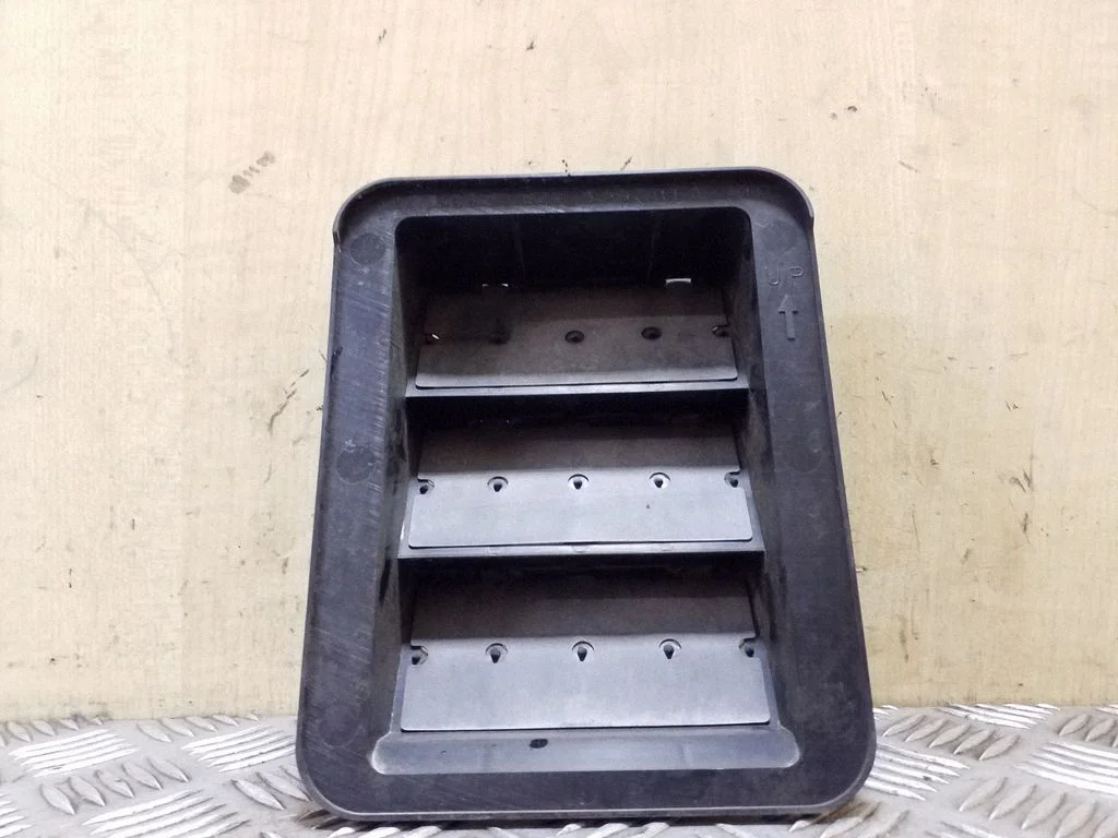 Quarter panel pressure vent 360284