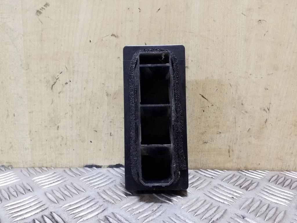 Quarter panel pressure vent 897124471A