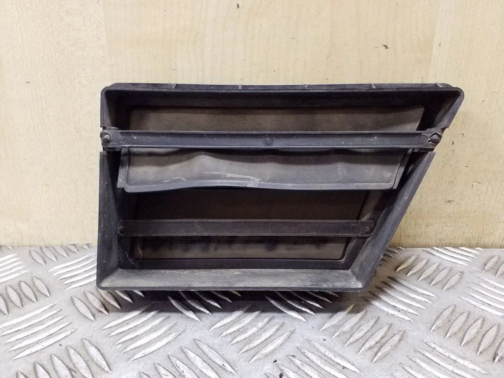Quarter panel pressure vent – rear right