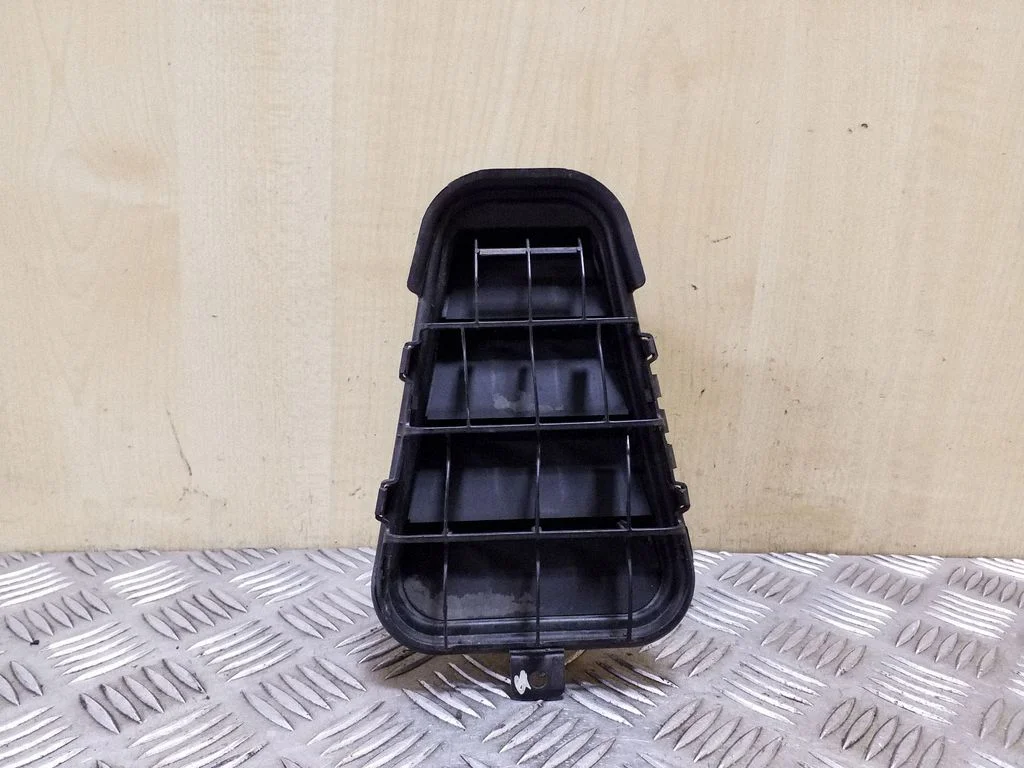 Quarter panel pressure vent 4G5819161