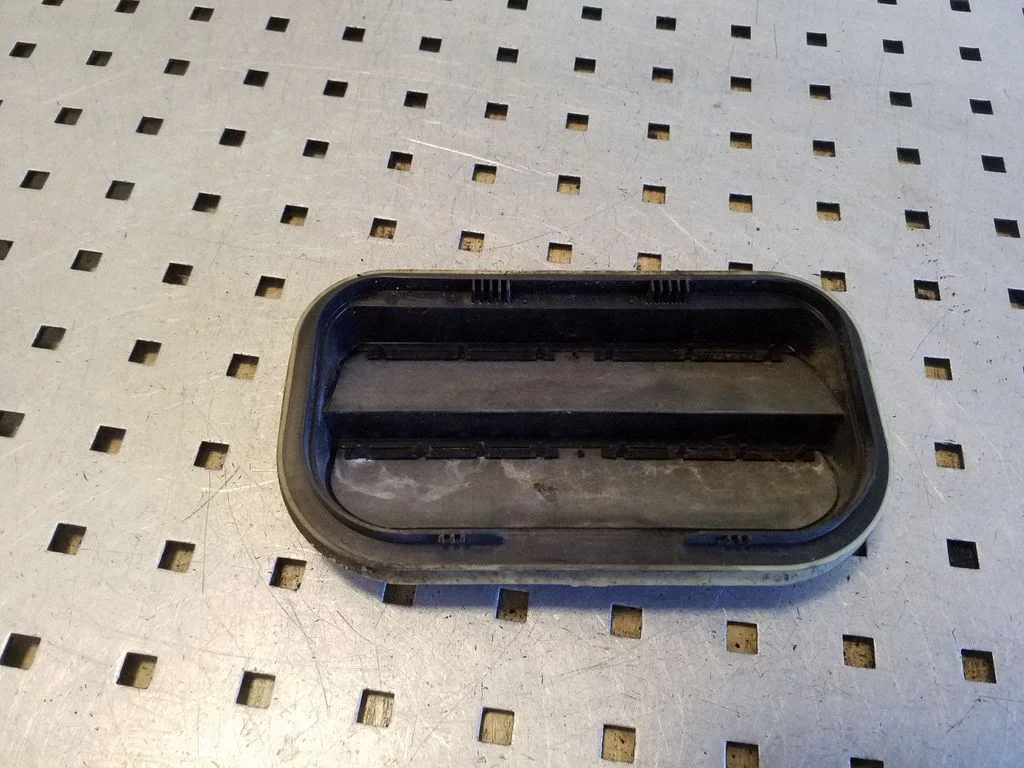 Ventilatsioonirest – Volvo S80 (2007-2013), tagumine parem