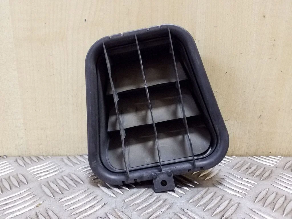 Ventilatsioonirest 4B0819181B