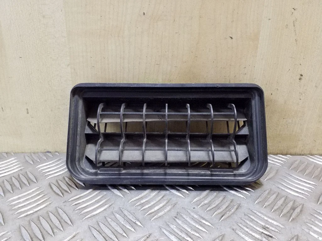 Quarter panel pressure vent 3C0819465