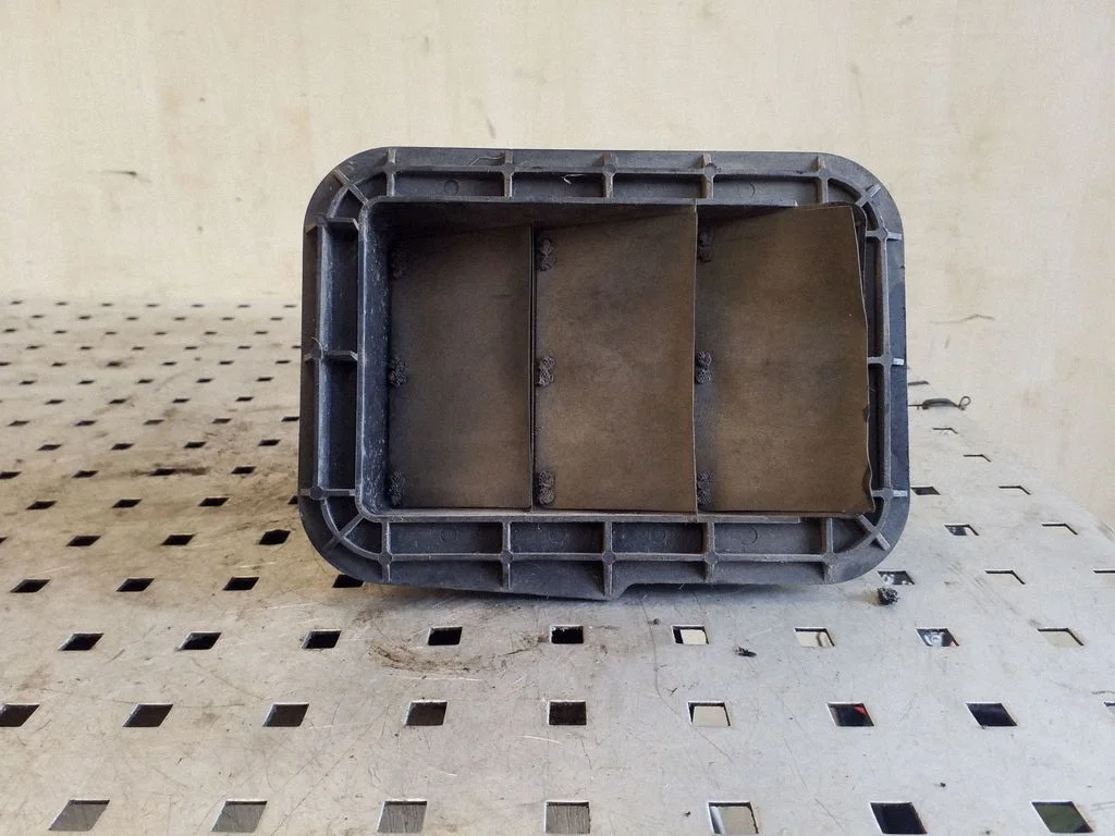 Quarter panel pressure vent 6294016060
