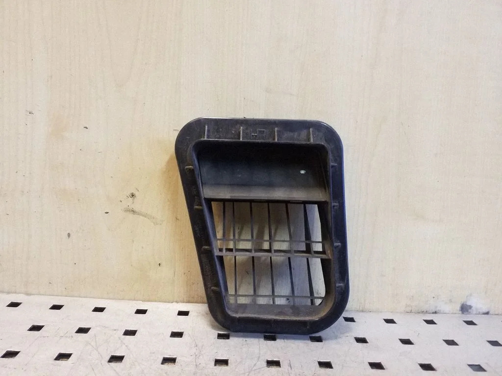 Quarter panel pressure vent 9751017000