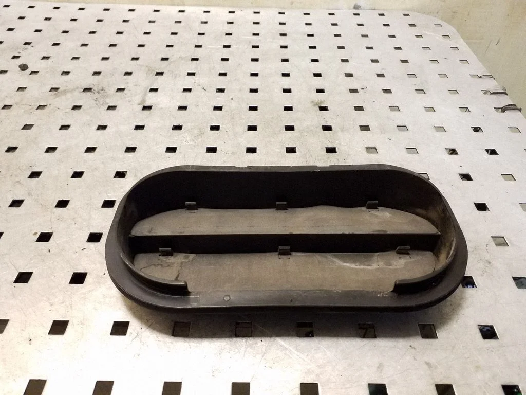 Quarter panel pressure vent 6R0819465A