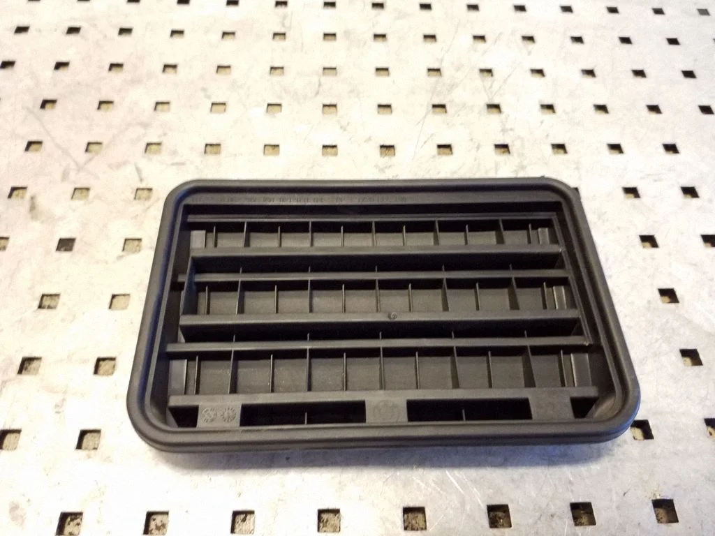 Quarter panel pressure vent 64226962293