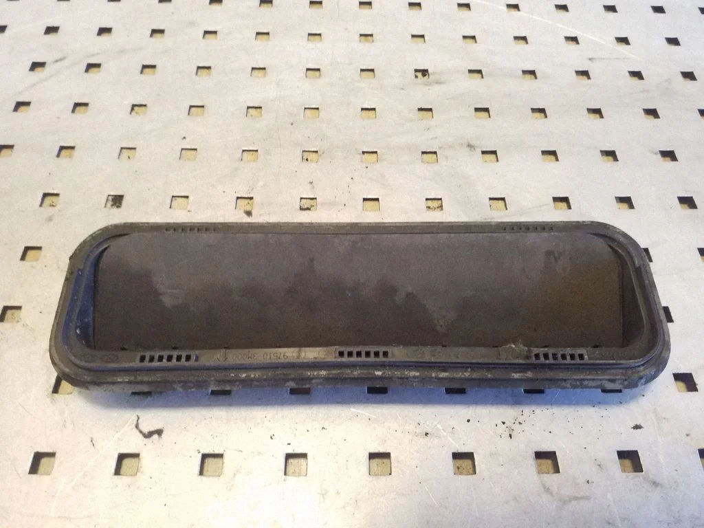 Quarter panel pressure vent 975103M000