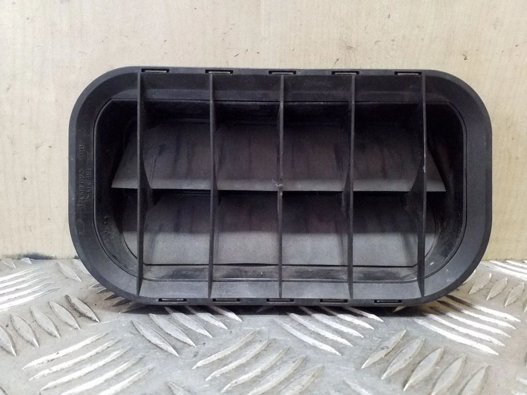 Quarter panel pressure vent 4A0819181