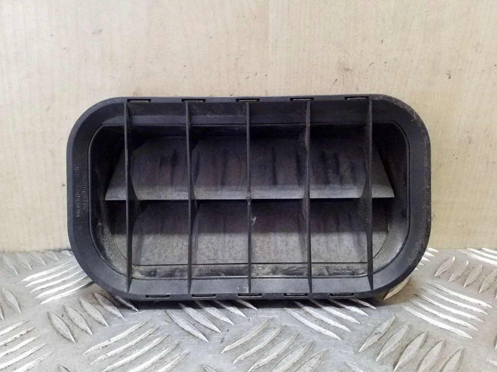 Quarter panel pressure vent 4A0819181