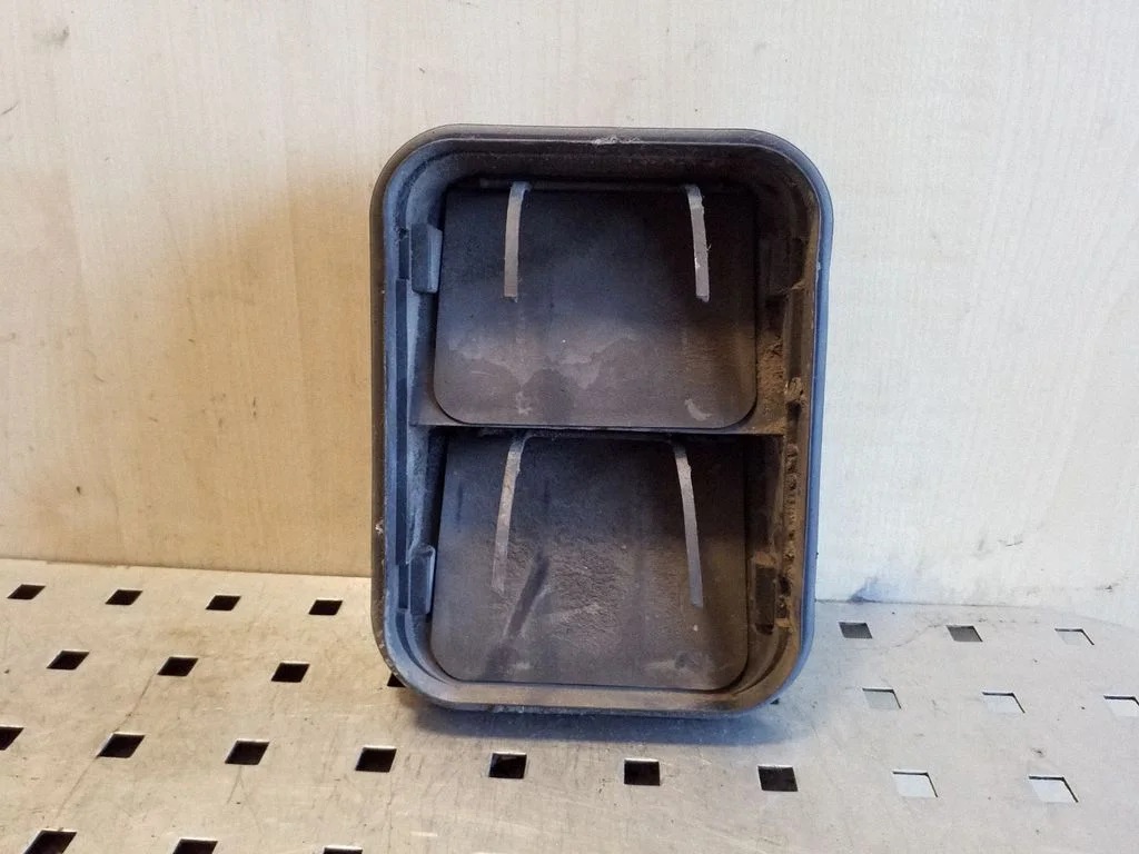 Quarter panel pressure vent – Renault Trafic II (X83) (2001-2014)