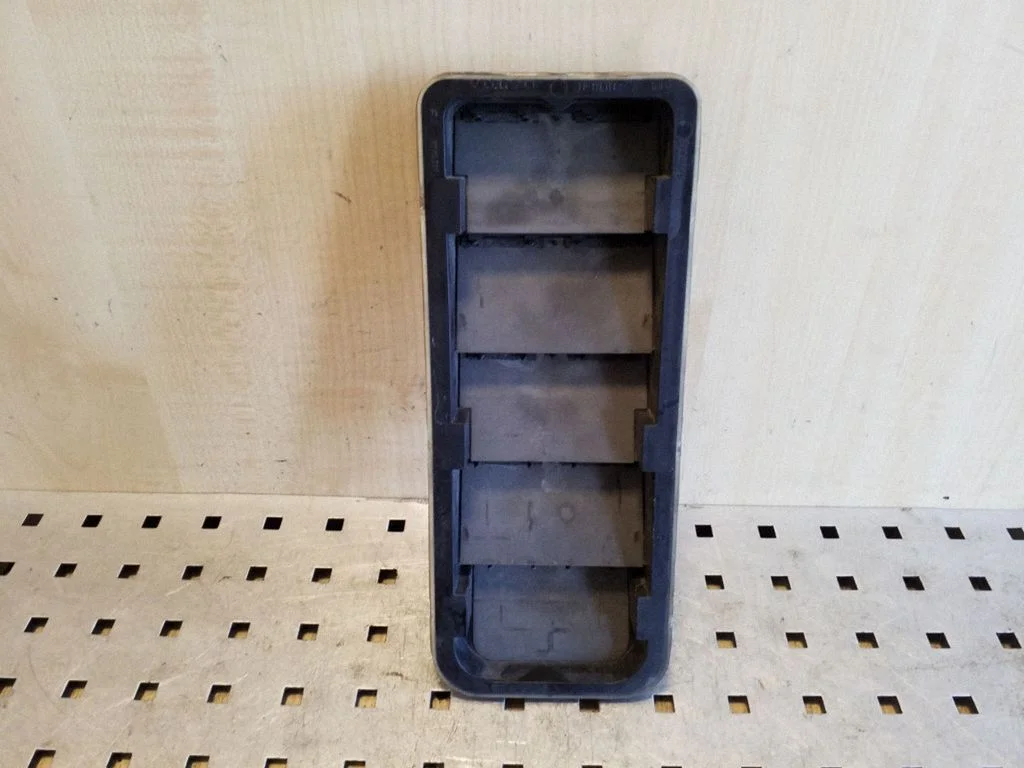 Quarter panel pressure vent 8623444