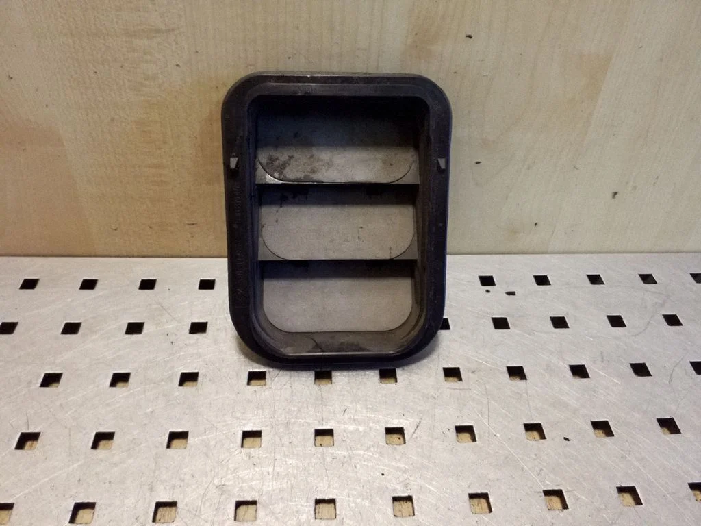 Quarter panel pressure vent 6J0819465