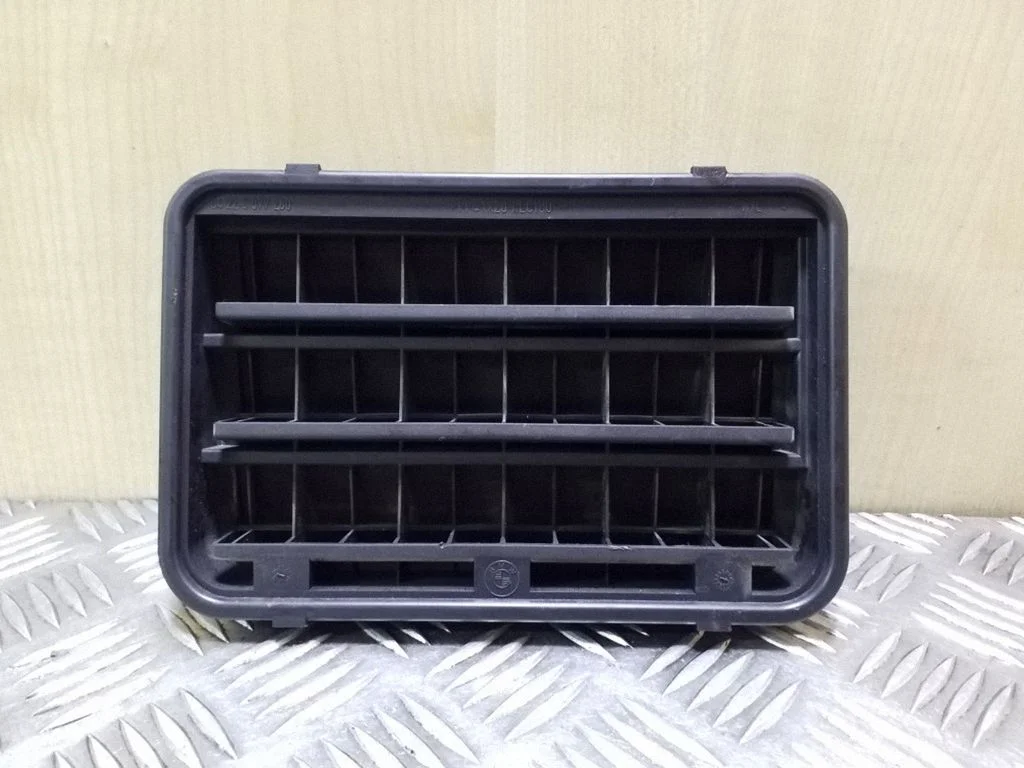 Quarter panel pressure vent 64228377280
