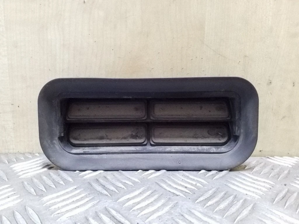 Quarter panel pressure vent 3D0819465B