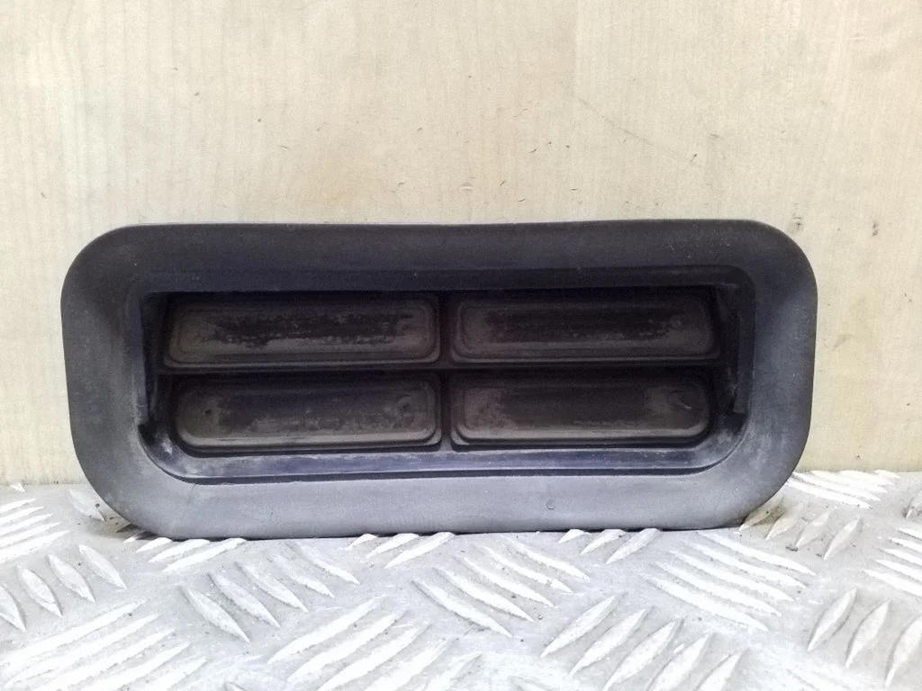 Quarter panel pressure vent 3D0819465B