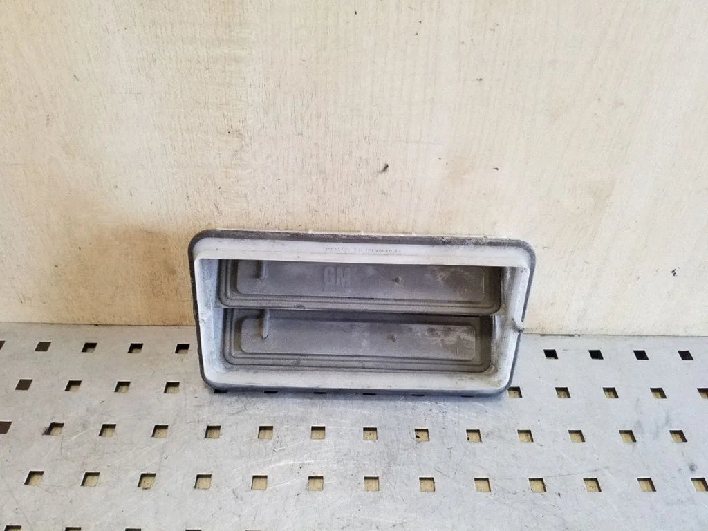 Quarter panel pressure vent 24430219