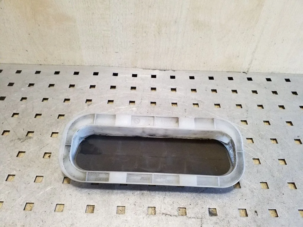 Quarter panel pressure vent 6294005030
