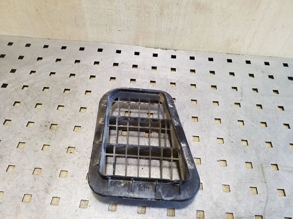 Quarter panel pressure vent 9751017000