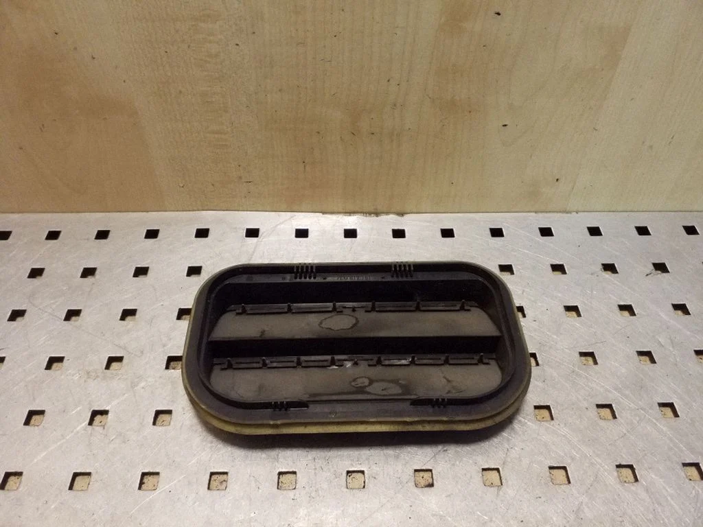 Ventilatsioonirest 7L0819181