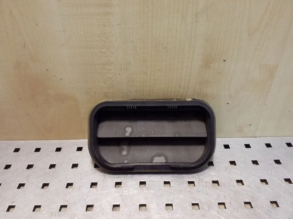 Ventilatsioonirest 7L0819181
