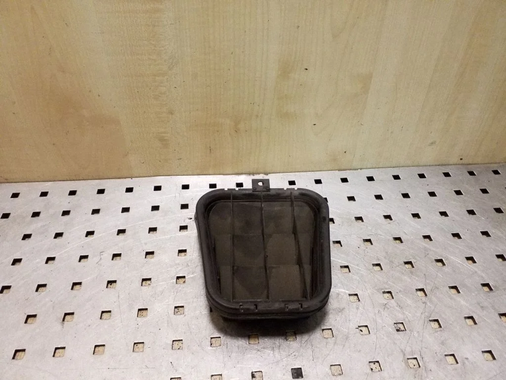 Quarter panel pressure vent 4B081981B