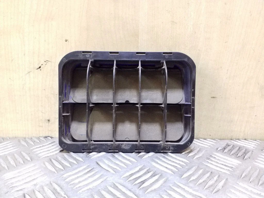 Quarter panel pressure vent 9675506980