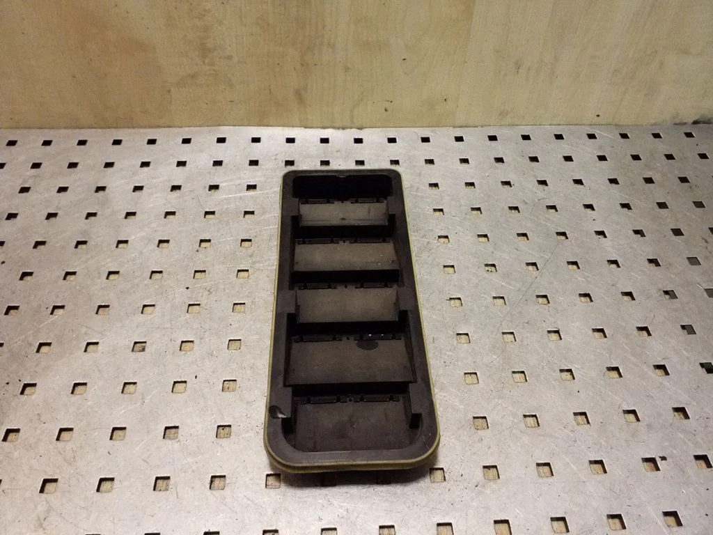 Quarter panel pressure vent 8623444