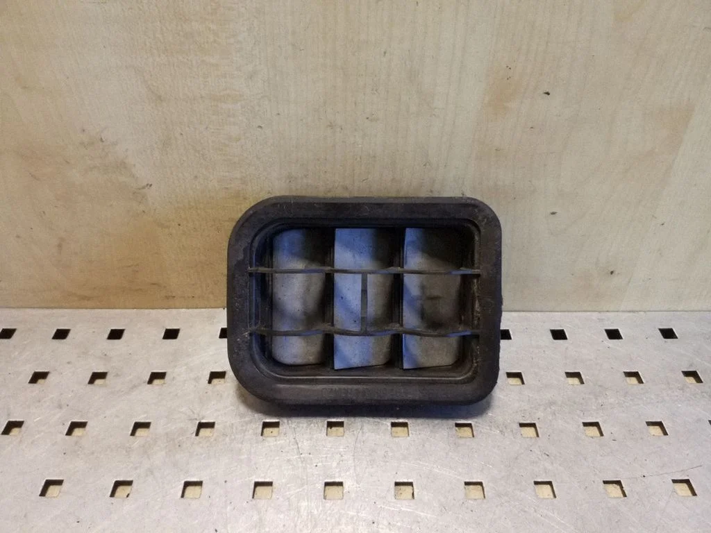 Quarter panel pressure vent 1H0819465E