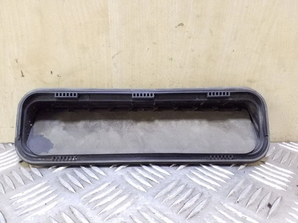 Quarter panel pressure vent – right