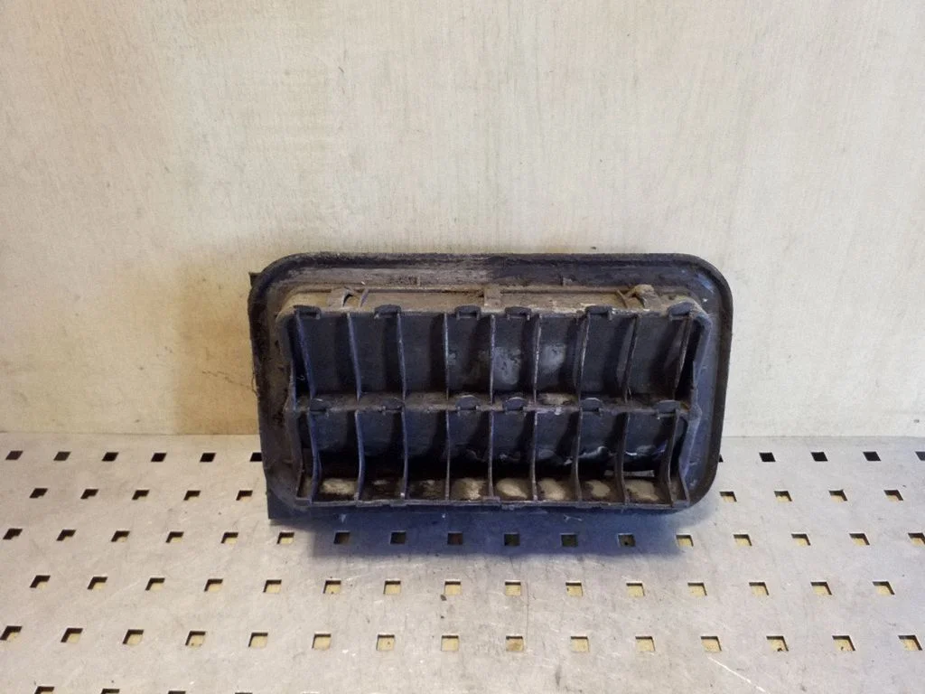 Quarter panel pressure vent 6290460050