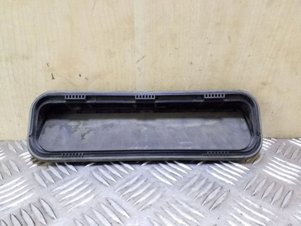 Quarter panel pressure vent 975103M000
