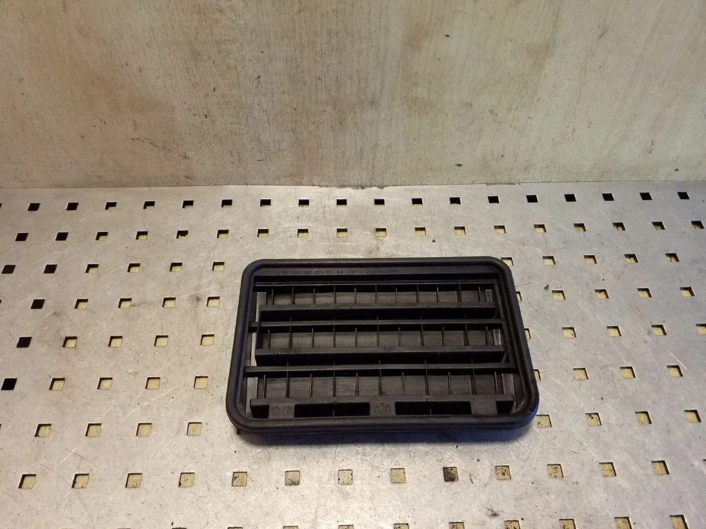 Quarter panel pressure vent 64226962293