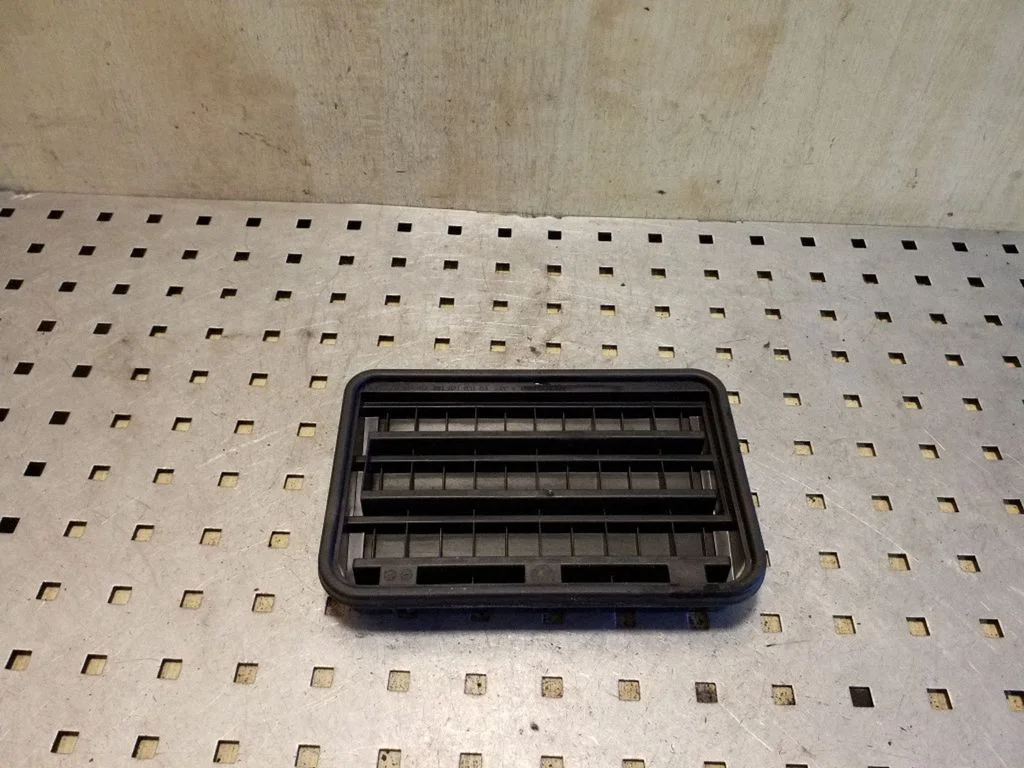 Quarter panel pressure vent 64226962293