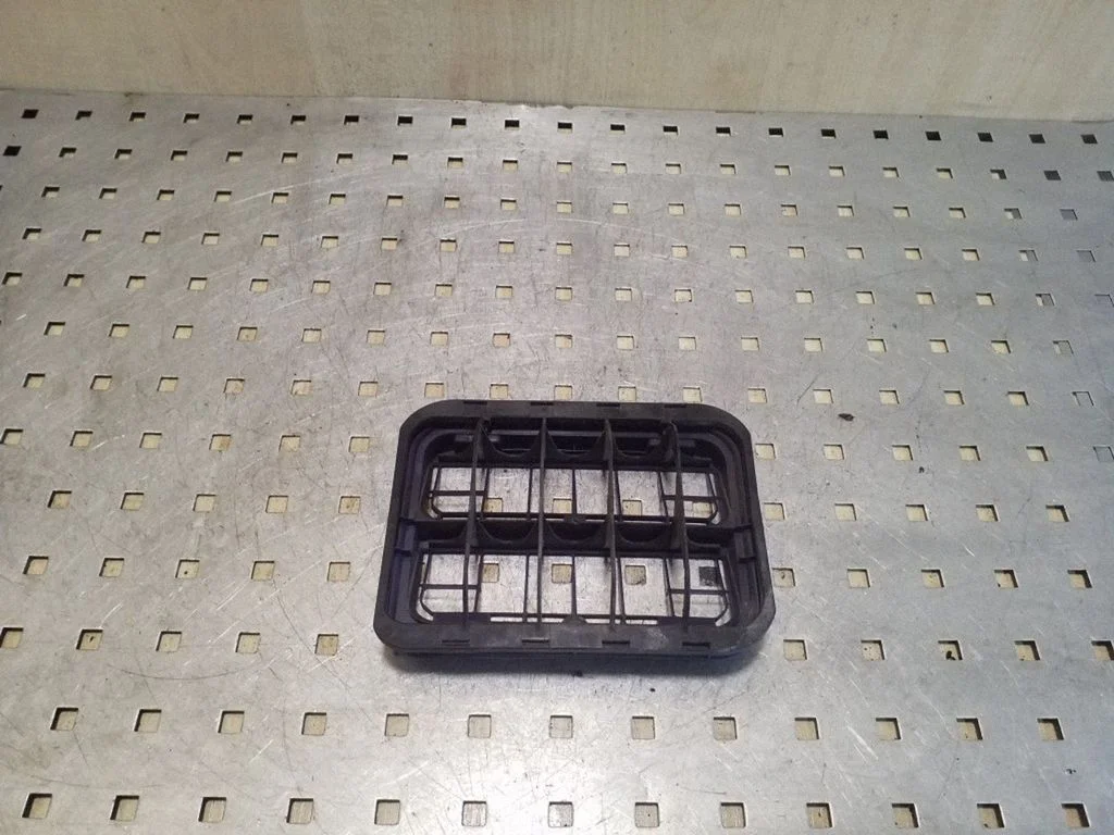 Quarter panel pressure vent 9653401280