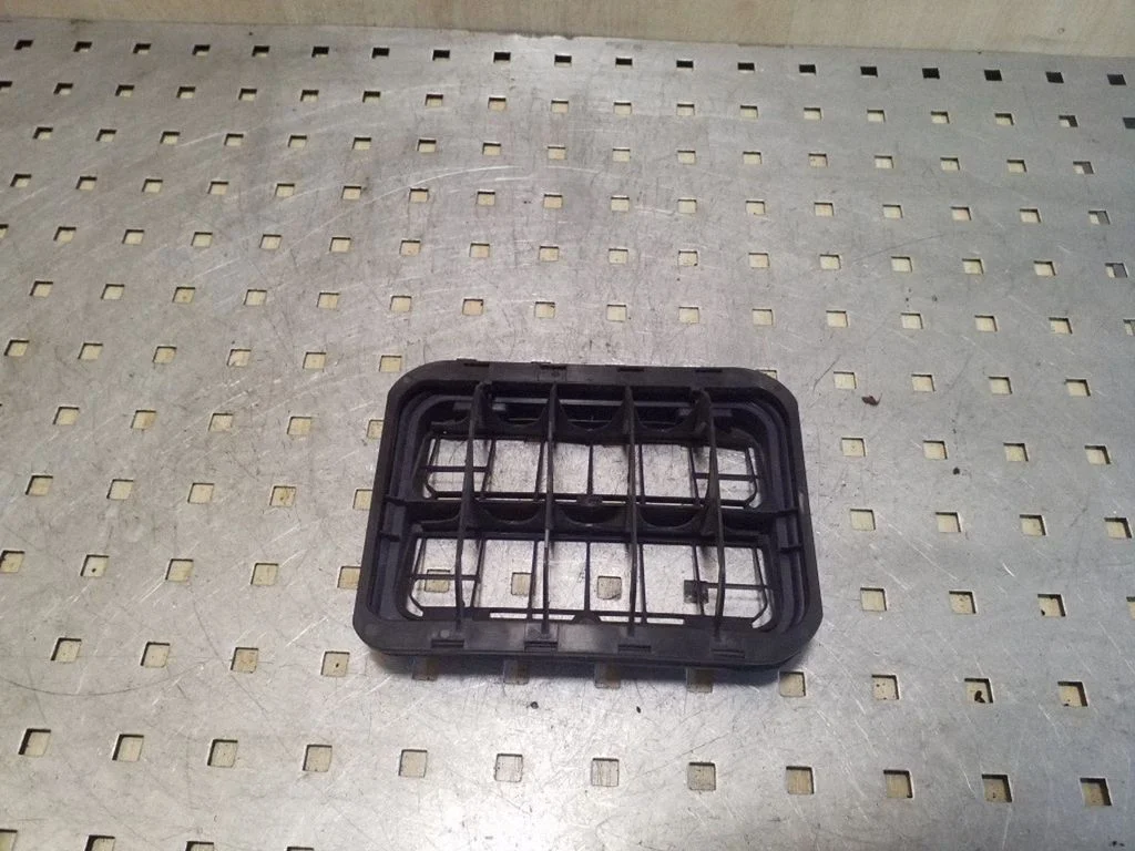 Quarter panel pressure vent 9653401280