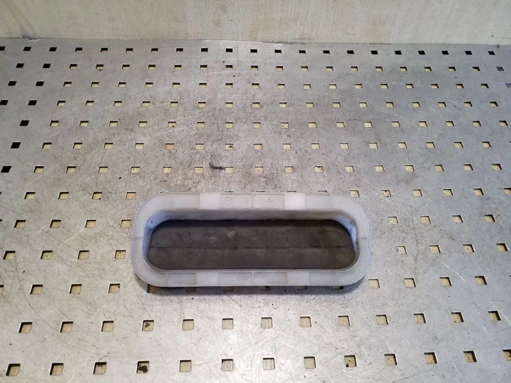 Quarter panel pressure vent 6294005030