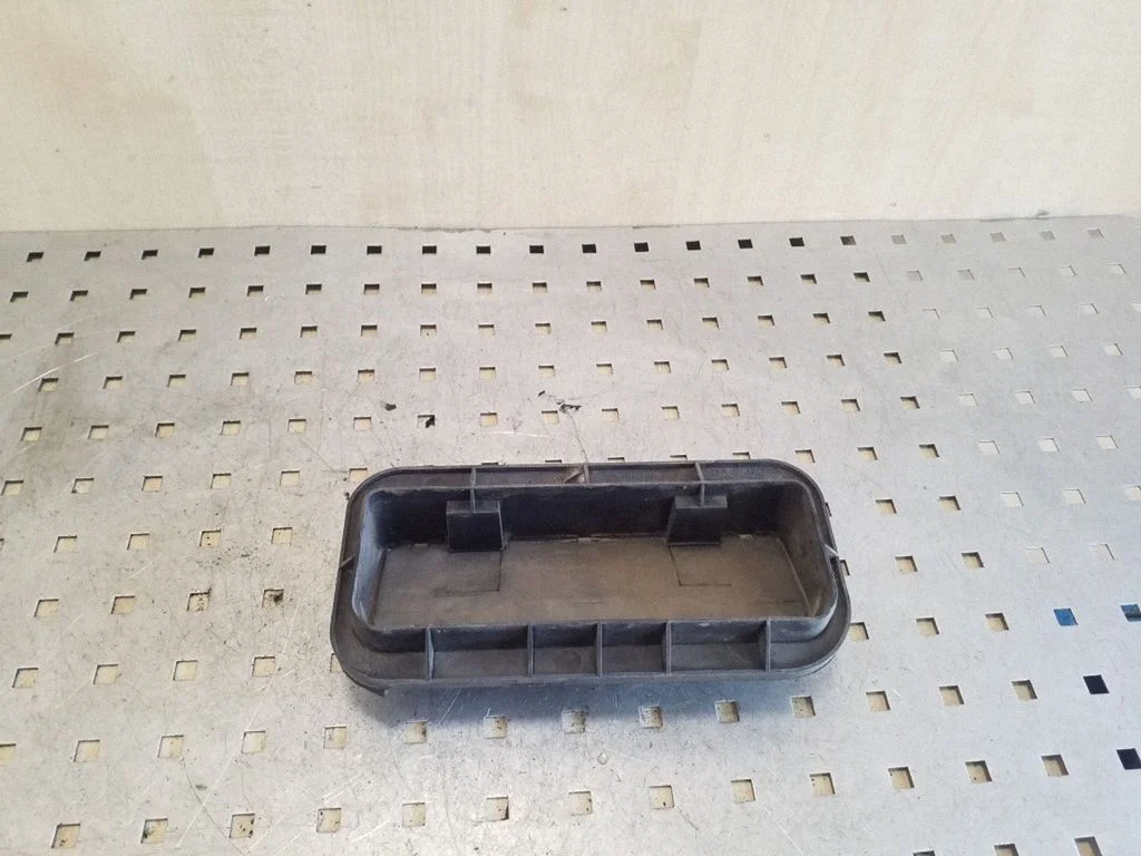 Quarter panel pressure vent – left