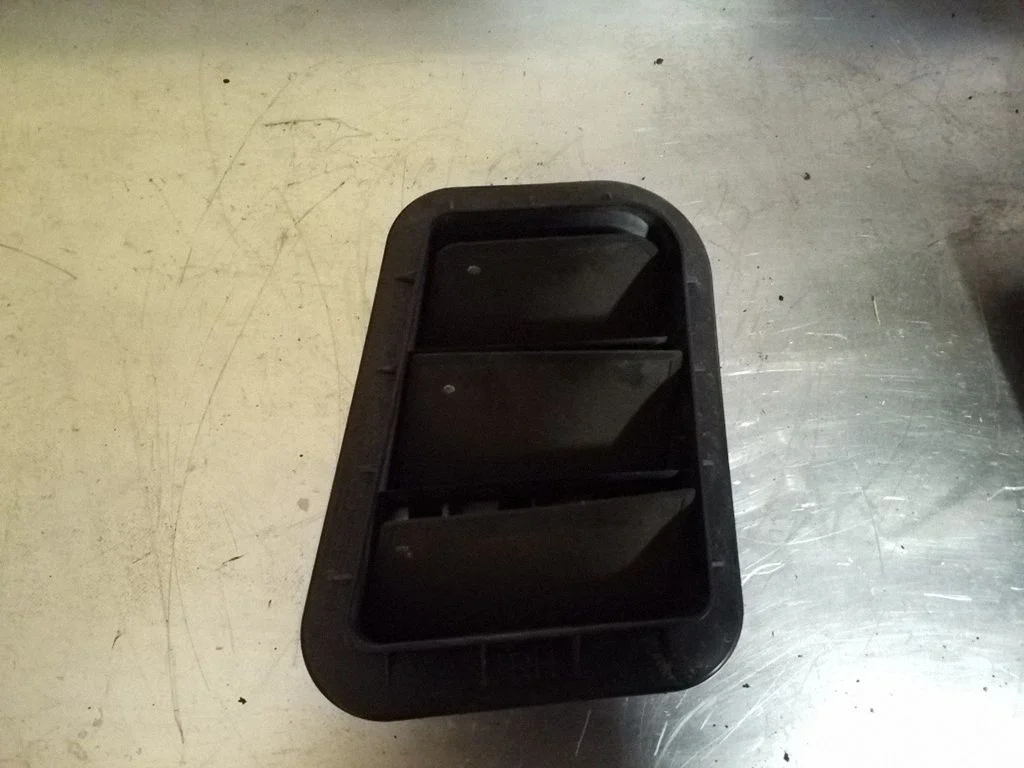 Quarter panel pressure vent – right
