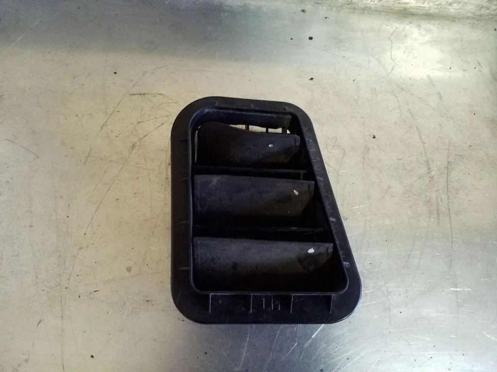 Quarter panel pressure vent – left