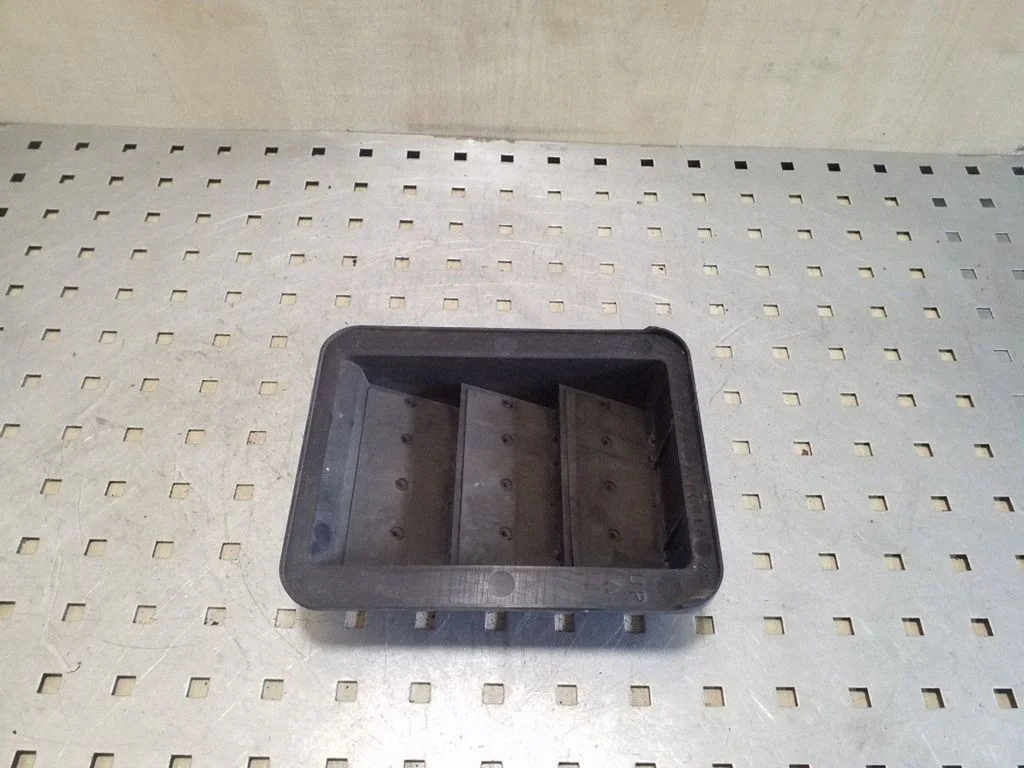 Quarter panel pressure vent – left