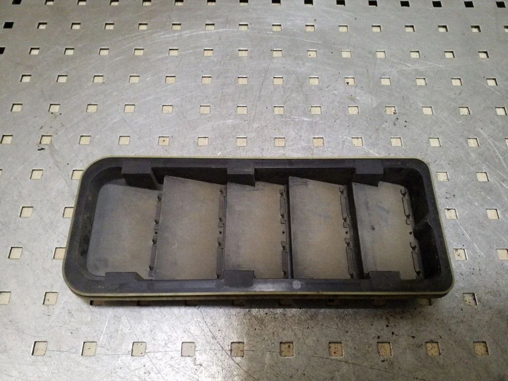 Quarter panel pressure vent 8623444