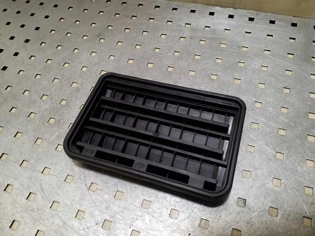 Quarter panel pressure vent 64226962293