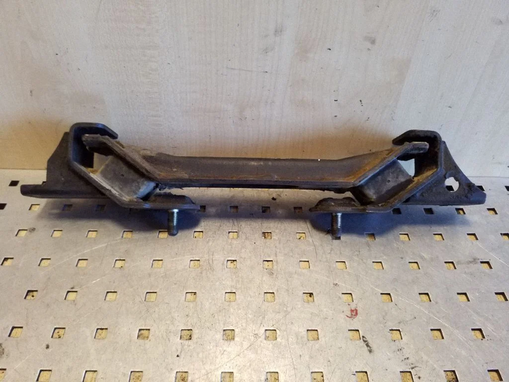 Gearbox mount 1M8461A