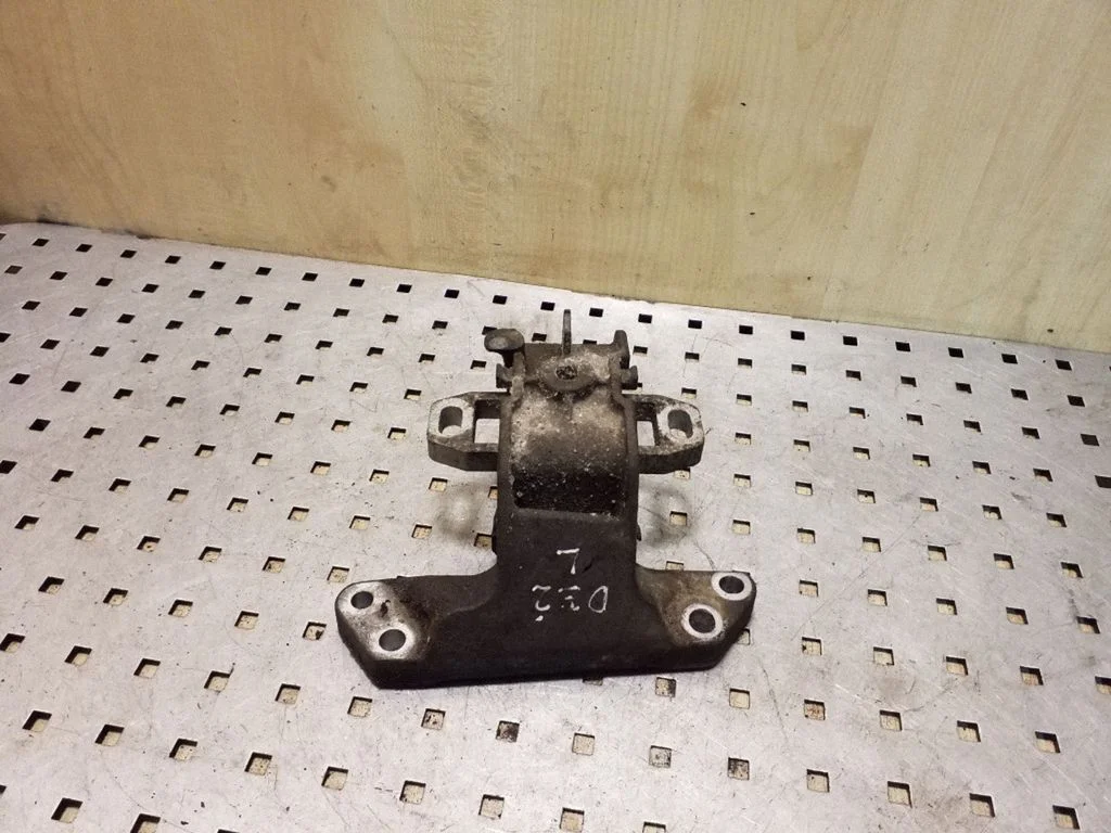 Gearbox mount – left