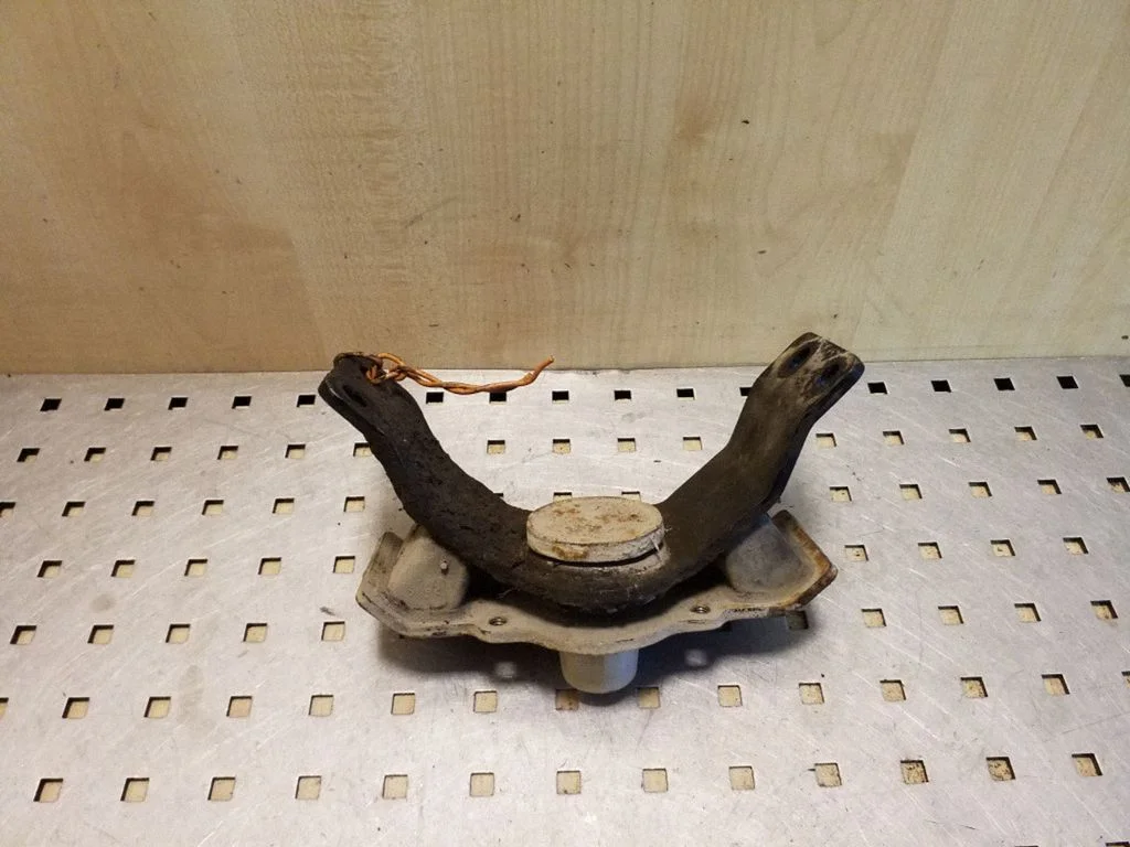 Gearbox mount – Toyota Land Cruiser (J120) (2002-2009)