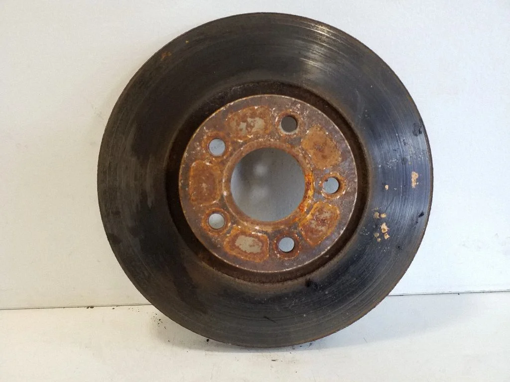 Priekšējais bremžu disks – kreisā