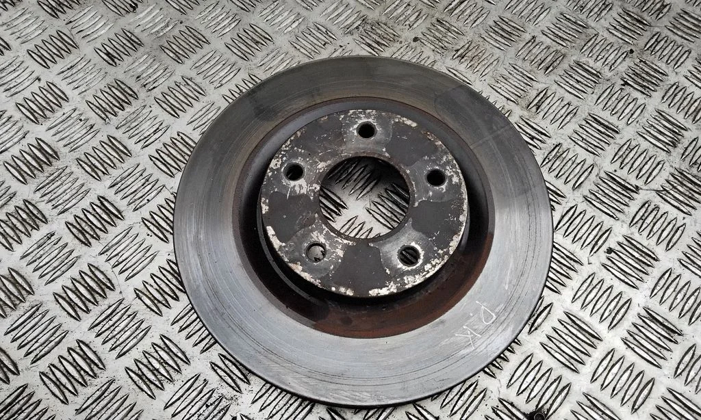 Priekšējais bremžu disks – kreisā