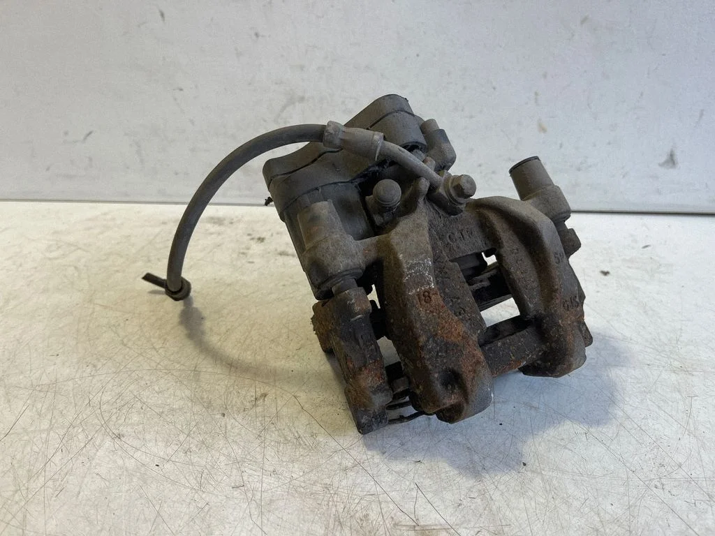 Tagumine pidurisadul 3Q0615406